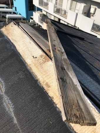 台風被害で棟板金、貫板剥れ