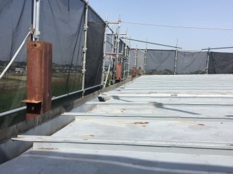 埼玉県鴻巣市トタン屋根金属で寄棟の屋根へ葺き替え