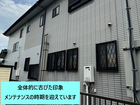 古びた印象の外壁全景