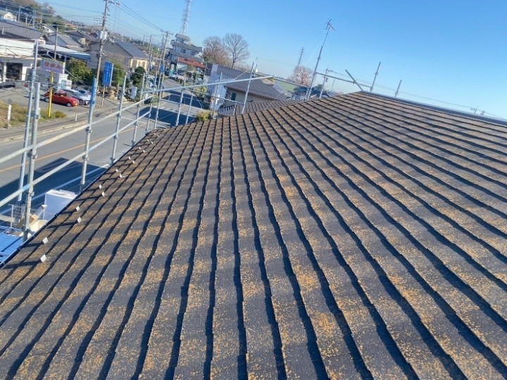 スレート屋根全体に色あせと表面の荒れが見られる状態