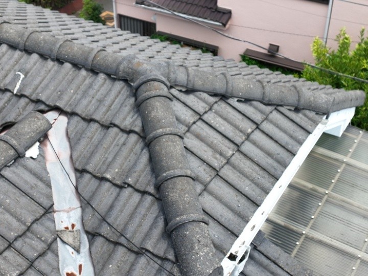 調査写真1：棟瓦周辺の傷み