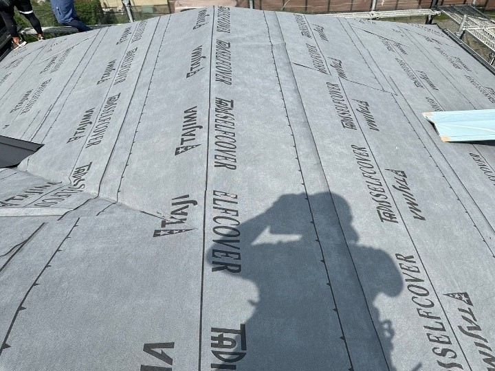 防水紙（アスファルトルーフィング）の敷設