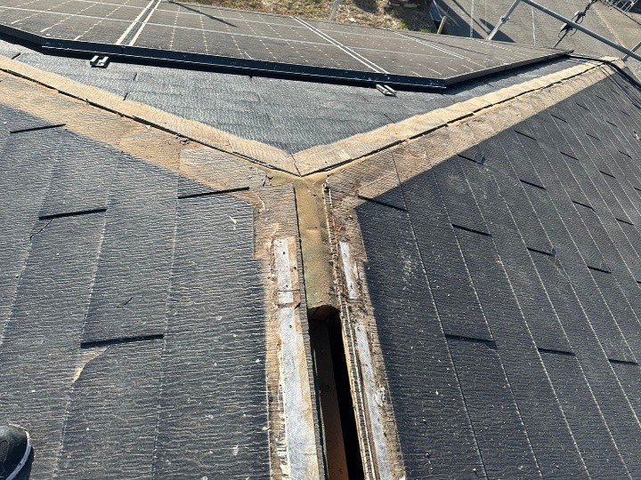既存の棟板金と貫板の撤去