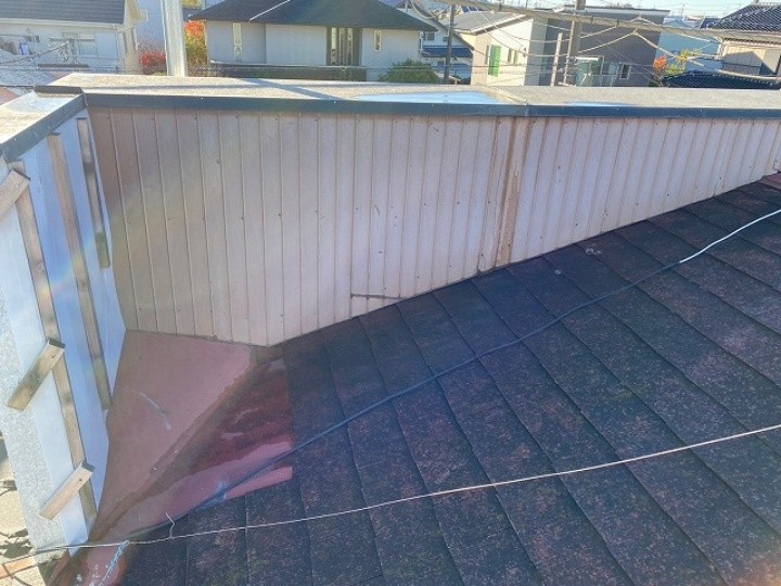 パラペット外壁の割れと変形を確認