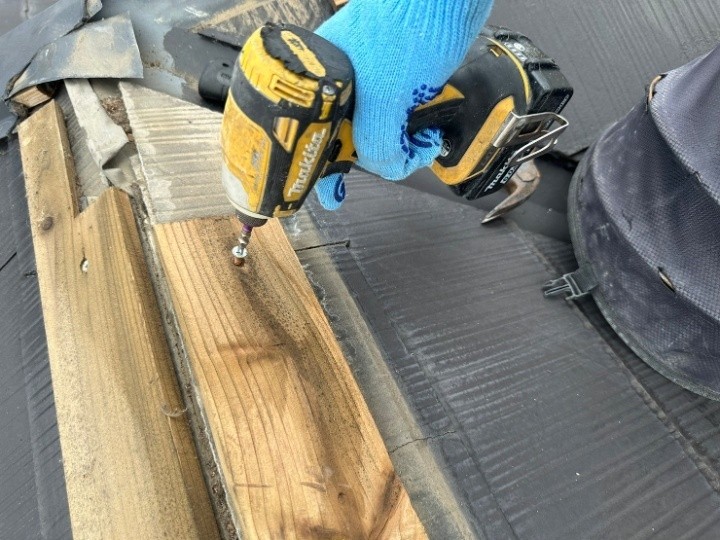 棟板金の撤去作業