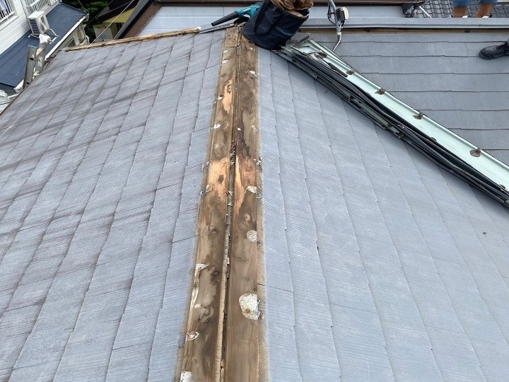 既存の棟板金と貫板の撤去