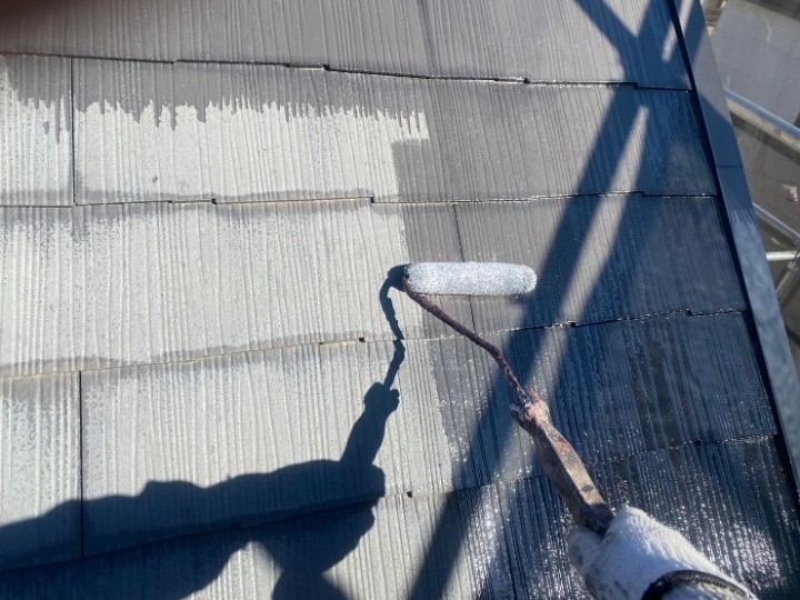 屋根の下塗り作業