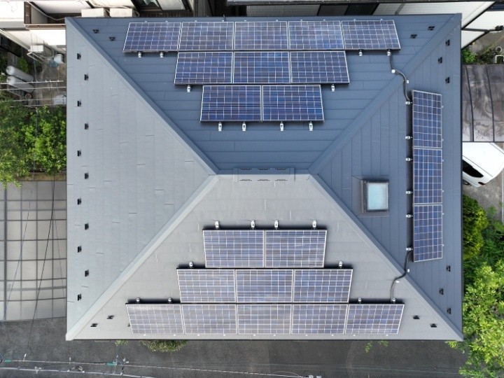 太陽光パネル設置のスレート屋根に金属屋根材でカバー工法