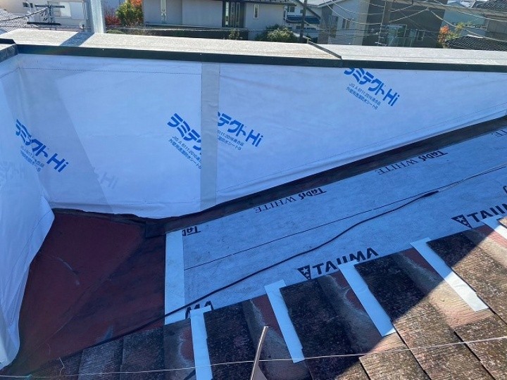 下地の調整と防水紙の敷設