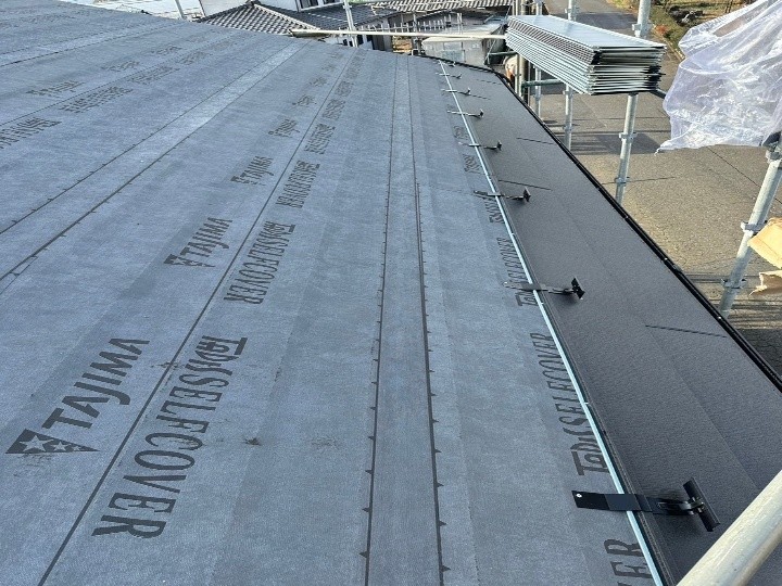 防水シート（ルーフィング）の敷設