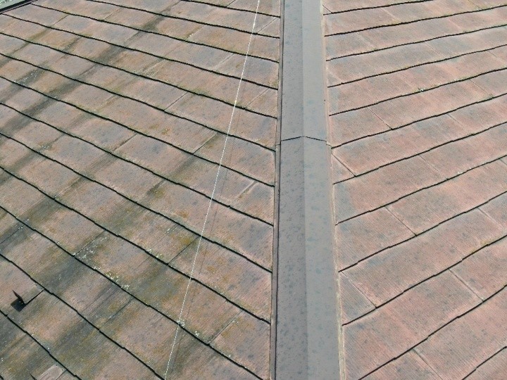 棟板金周辺の汚れと苔の付着