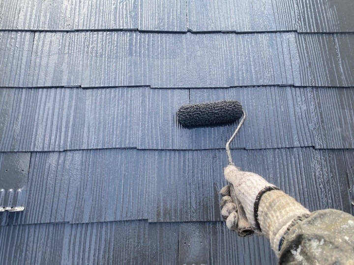 屋根の中塗り作業