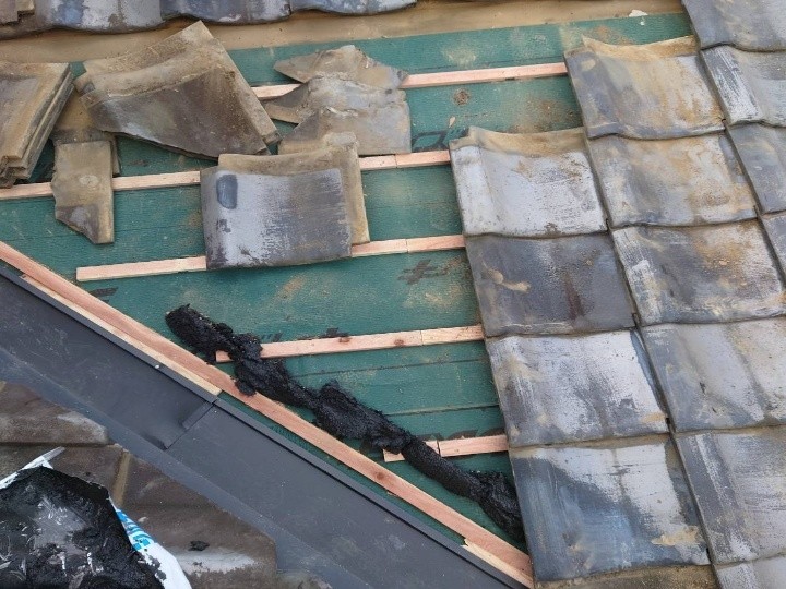 瓦の葺き直し作業