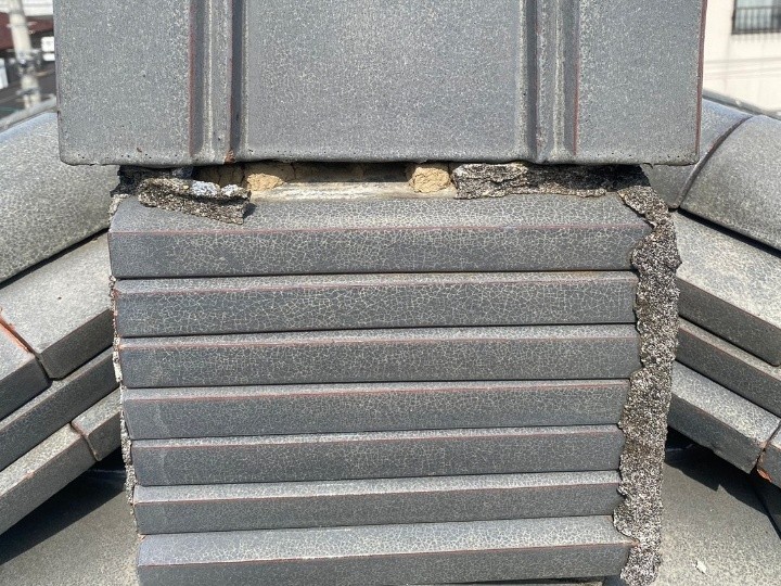 鬼瓦周辺の漆喰崩れ