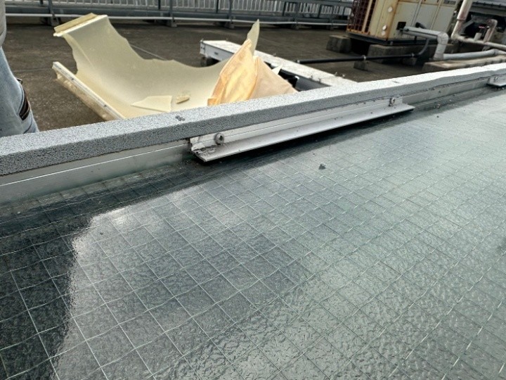 新しいパッキンテープの貼り付け