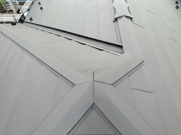 棟板金の設置と三又部の防水処理