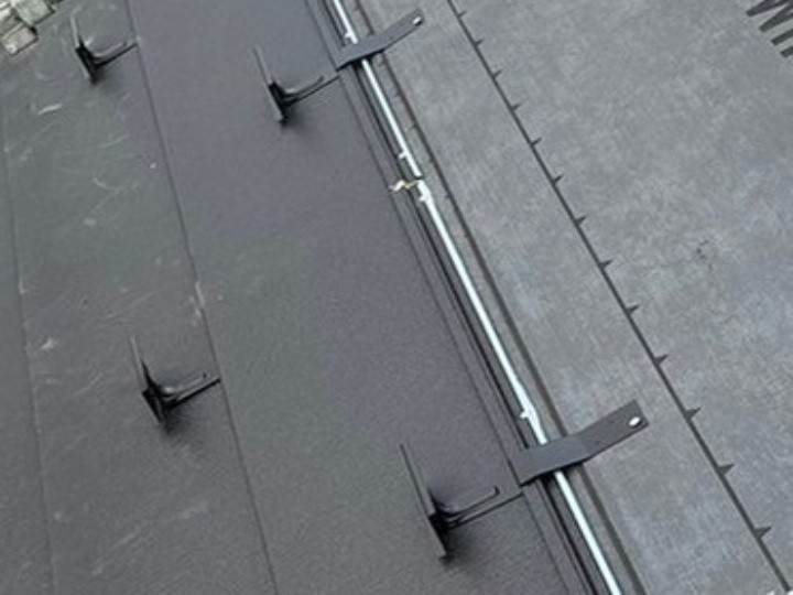 雪止めと水切り板金の取り付け