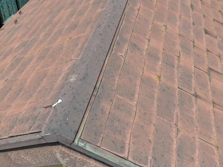 谷部分に見られた汚れと退色