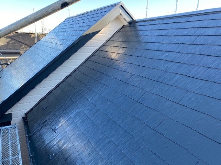 屋根の上塗り作業
