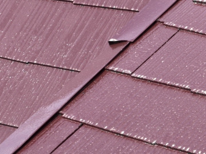 スレート屋根材の重なりが塗装で塞がれている状態