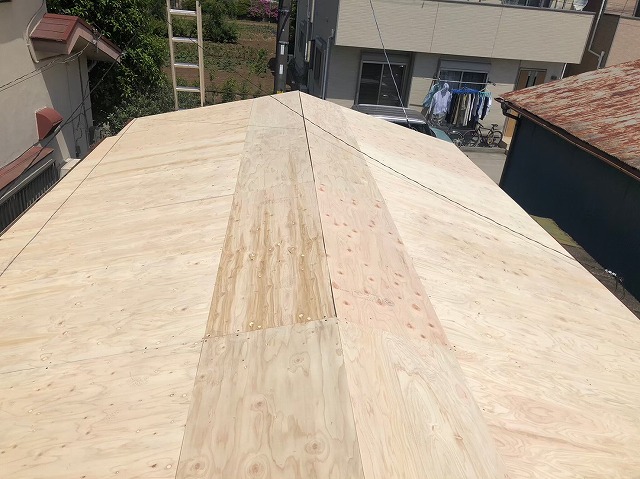 桶川市で瓦屋根から金属屋根に葺き替え工事中の現段階までの様子をご紹介します。