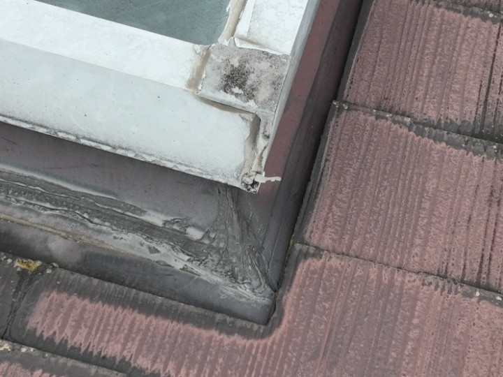 天窓周囲のコーキング劣化