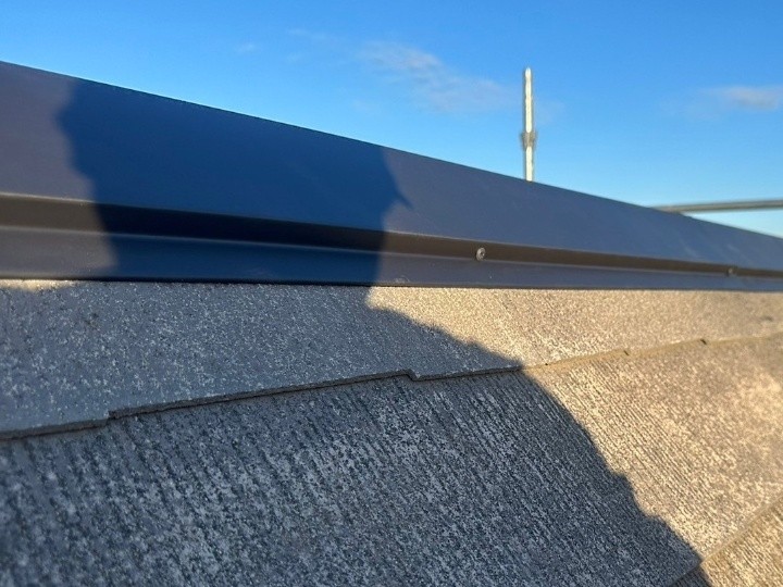 新しい棟板金の取り付け