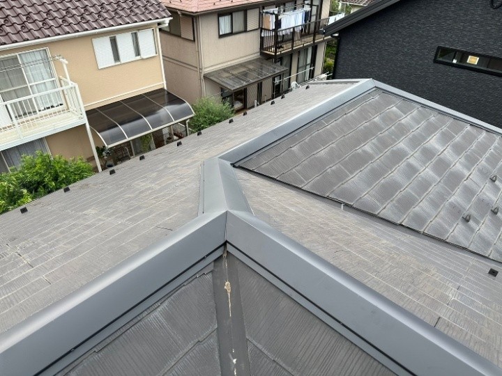 新しい棟板金の設置