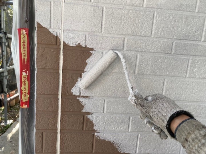 外壁の下塗り作業