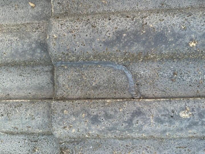 ひび割れ瓦のシーリング補修