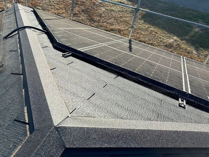 棟板金の取り付けとコーキング処理