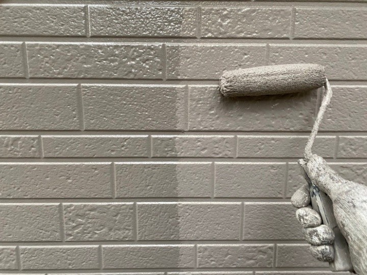 外壁の中塗り・上塗り作業