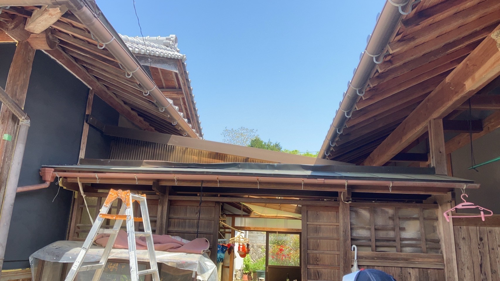街の屋根屋さん川越店からふじみ野市E様邸「棟板金の凹み発生と補修のご提案」