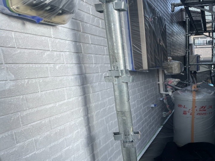 外壁の下塗り作業