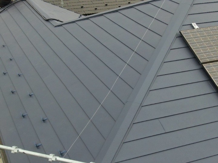 劣化したニチハ・パミール屋根にスーパーガルテクトを用いた屋根カバー工法
