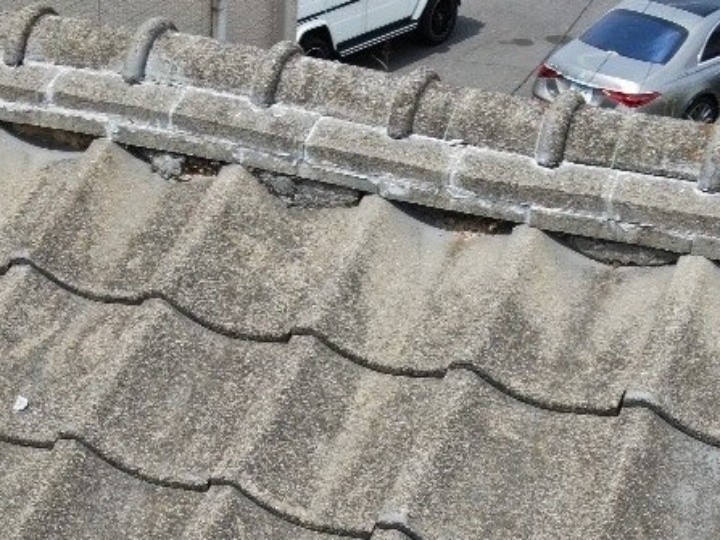 棟瓦下の土台材の崩れを確認