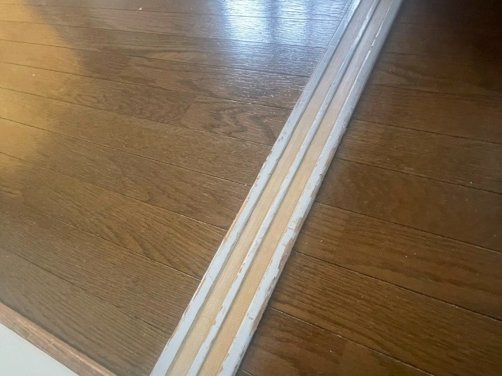 劣化した見切り材