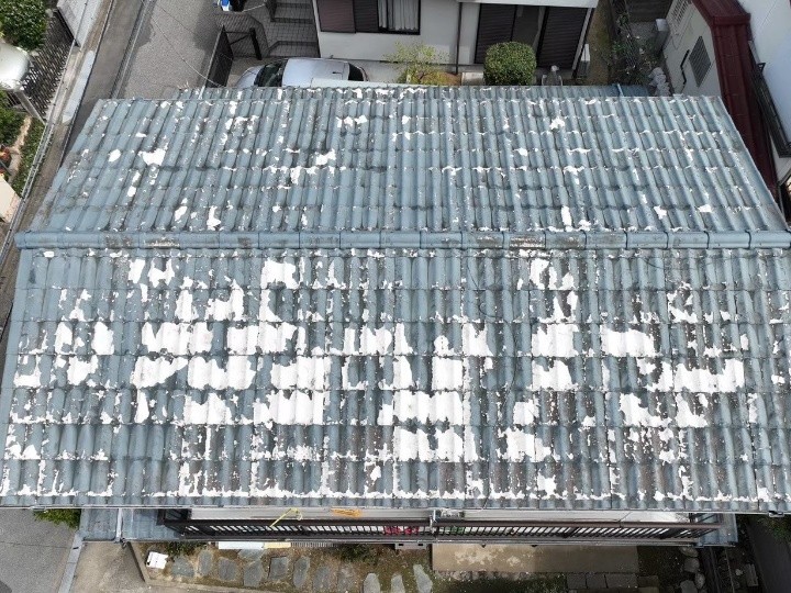 剥離が広がる屋根全景