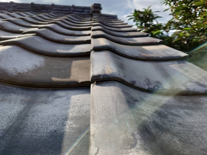 瓦屋根を一部葺き直し工事して改善したお住まい