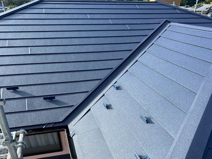 スーパーガルテクトを用いた屋根カバー工法を実施して美観と耐久性を回復
