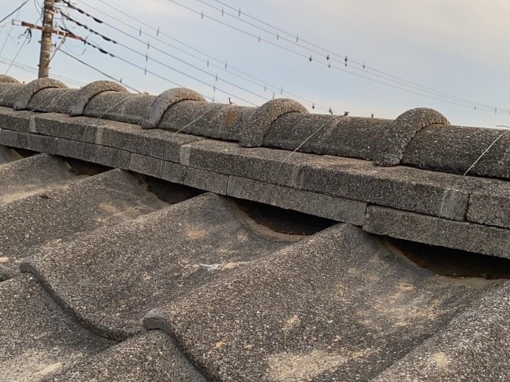 冠瓦の復旧と銅線固定で安定化