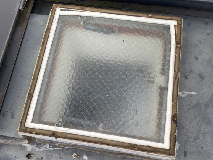 既存カバーを取り外してガラス面を露出