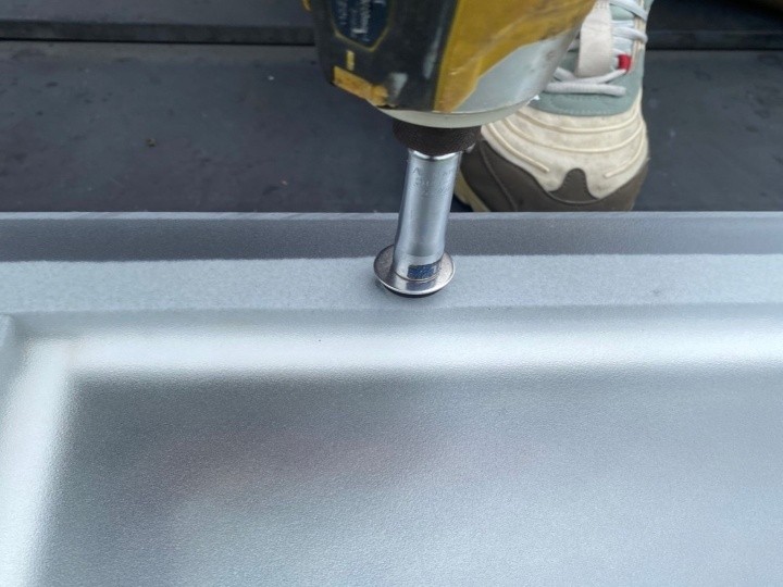 ポリカーボネート製カバーを設置して固定