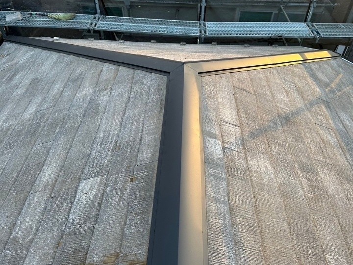 釘浮きした棟板金を交換工事