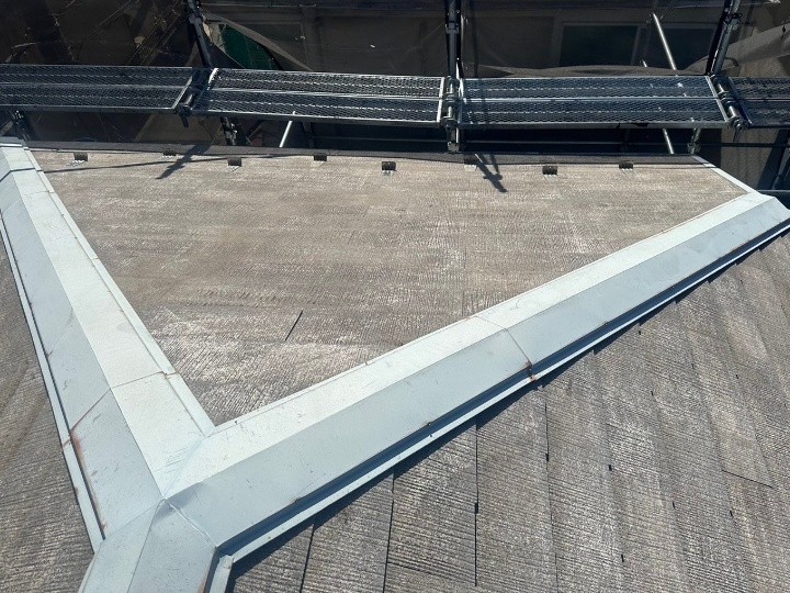 釘浮きした棟板金