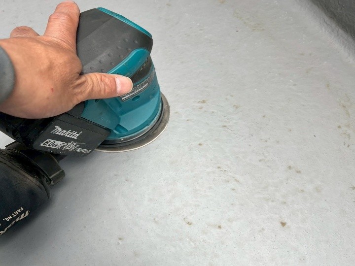 床面を研磨する作業