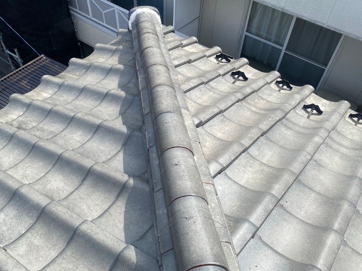 ズレた棟瓦に漆喰詰め直し工事と補強工事を併せて施工