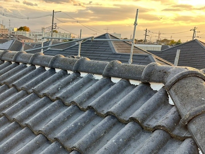 セメント瓦屋根に「棟瓦の漆喰補修やひび割れ補修」工事してメンテナンス
