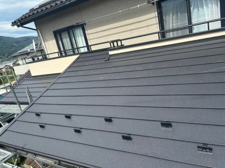 傷んだパミール下屋根に対しスーパーガルテクトを用いた屋根カバー工法で改修工事