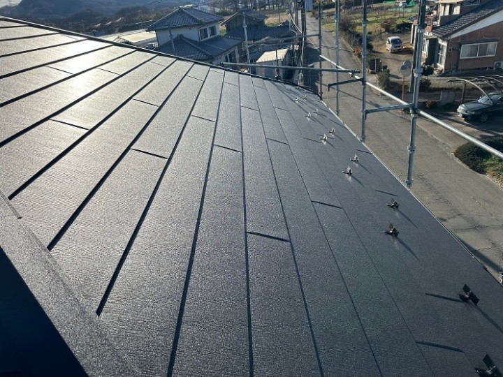 グリシェイドNEO屋根からスーパーガルテクトへ屋根カバー工法（工事）を実施